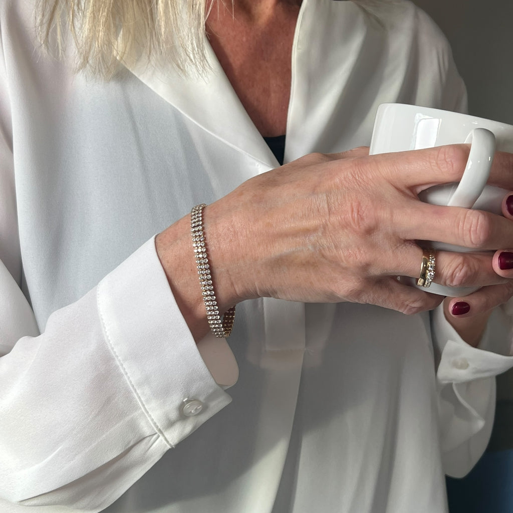 Bredt tennisarmbånd med klare cubic zirkonia