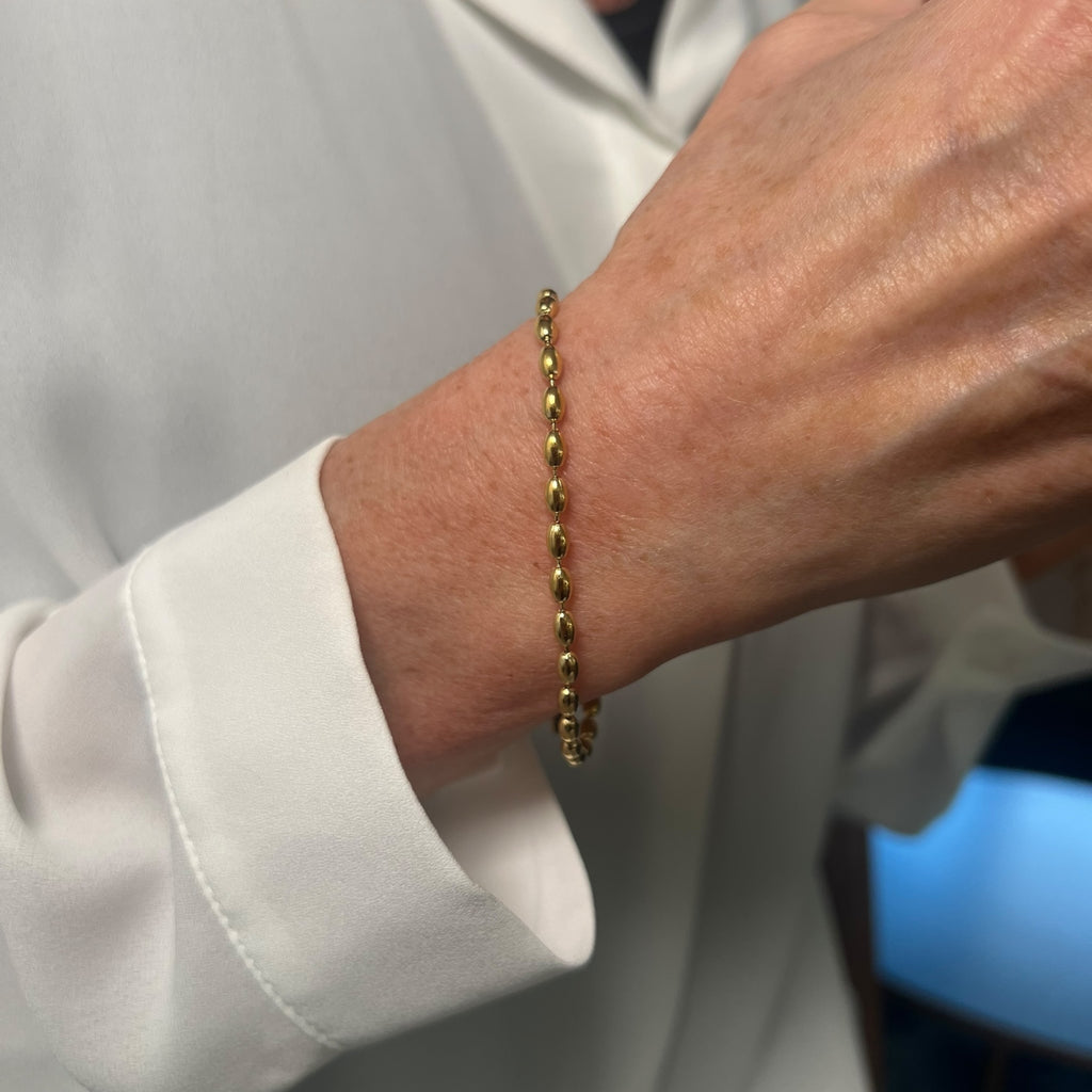 Armbånd med små guldkugler