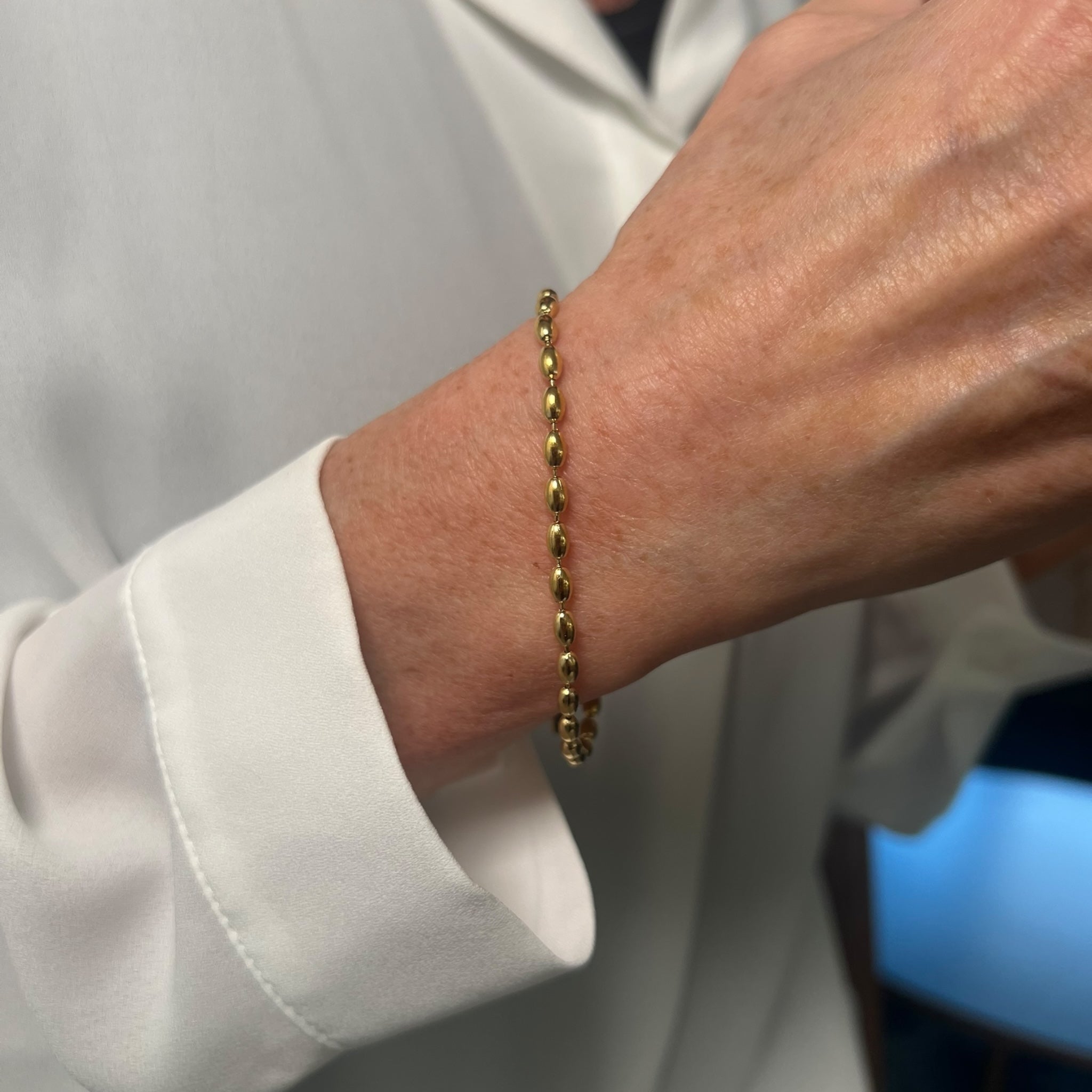 Armbånd med små guldkugler