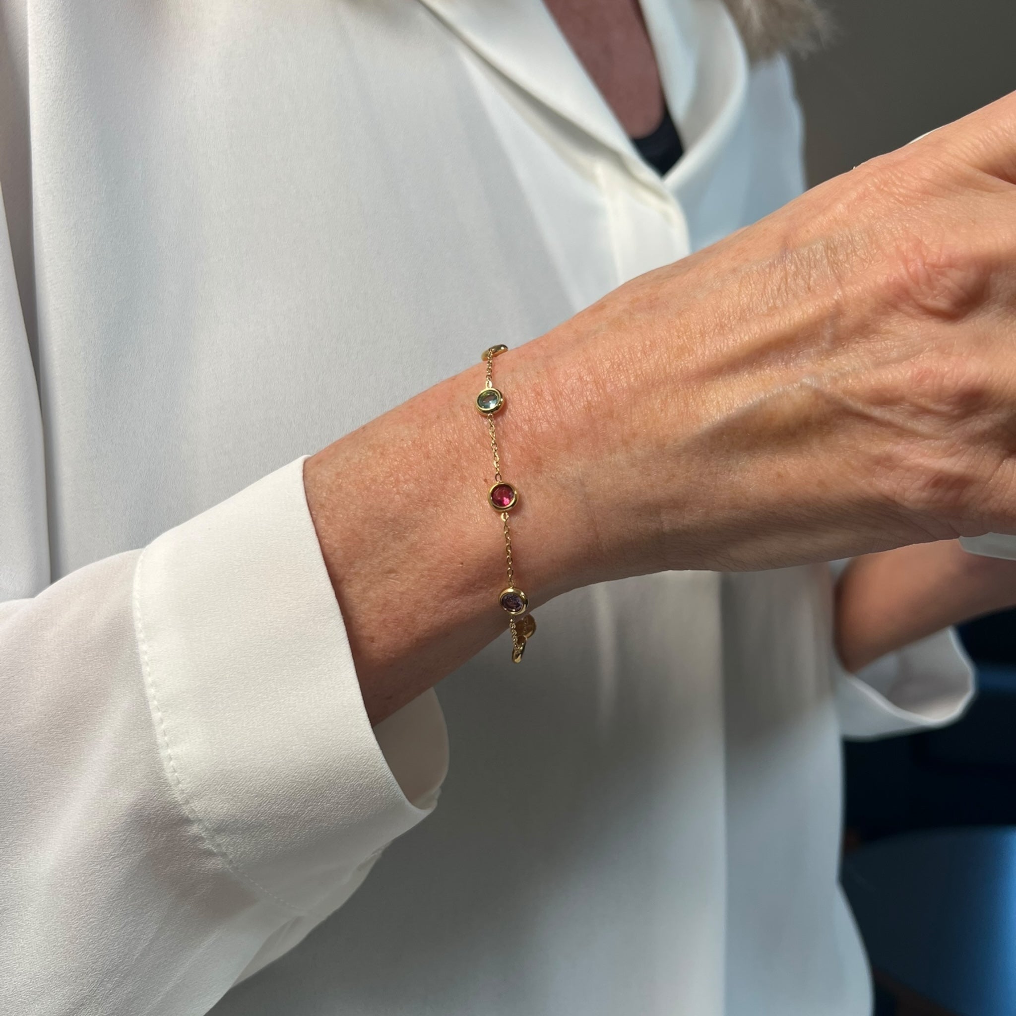 Armbånd med farvede cubic zirkonia