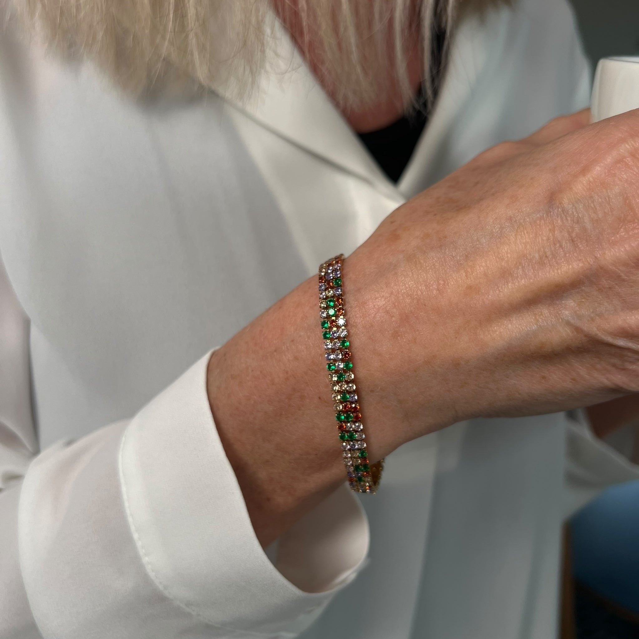 Bredt Tennisarmbånd med farvede sten