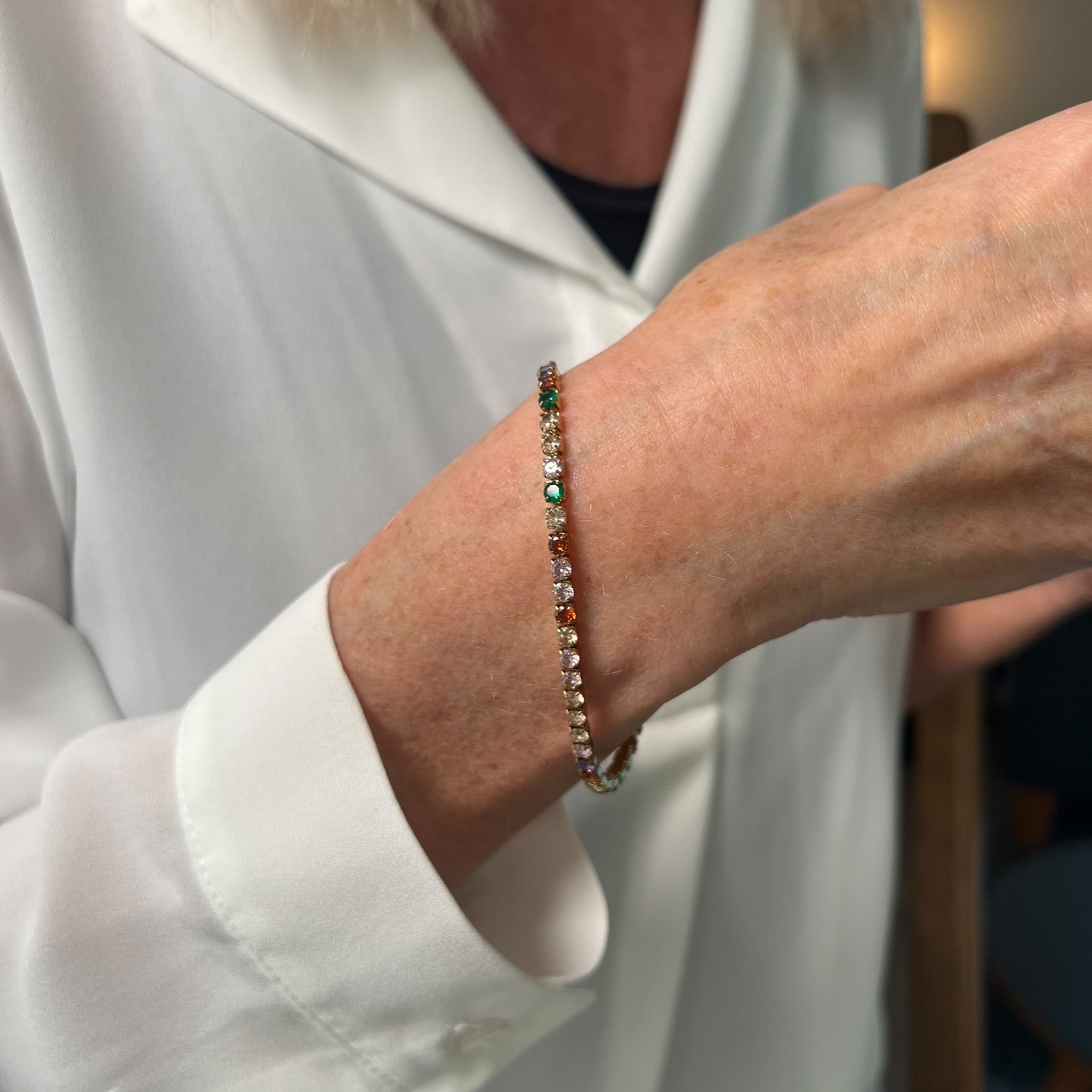 Tennisarmbånd med farvede sten