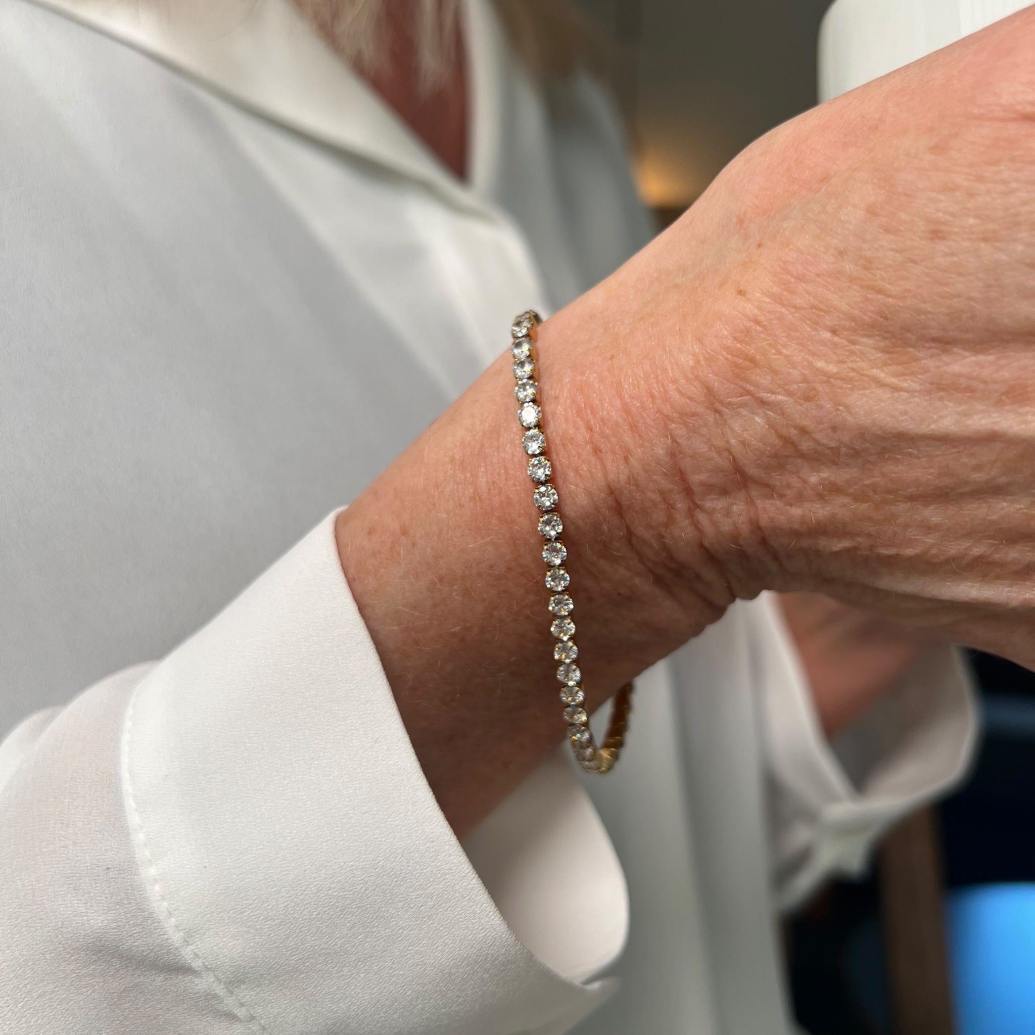 Klassisk tennisarmbånd med klare sten