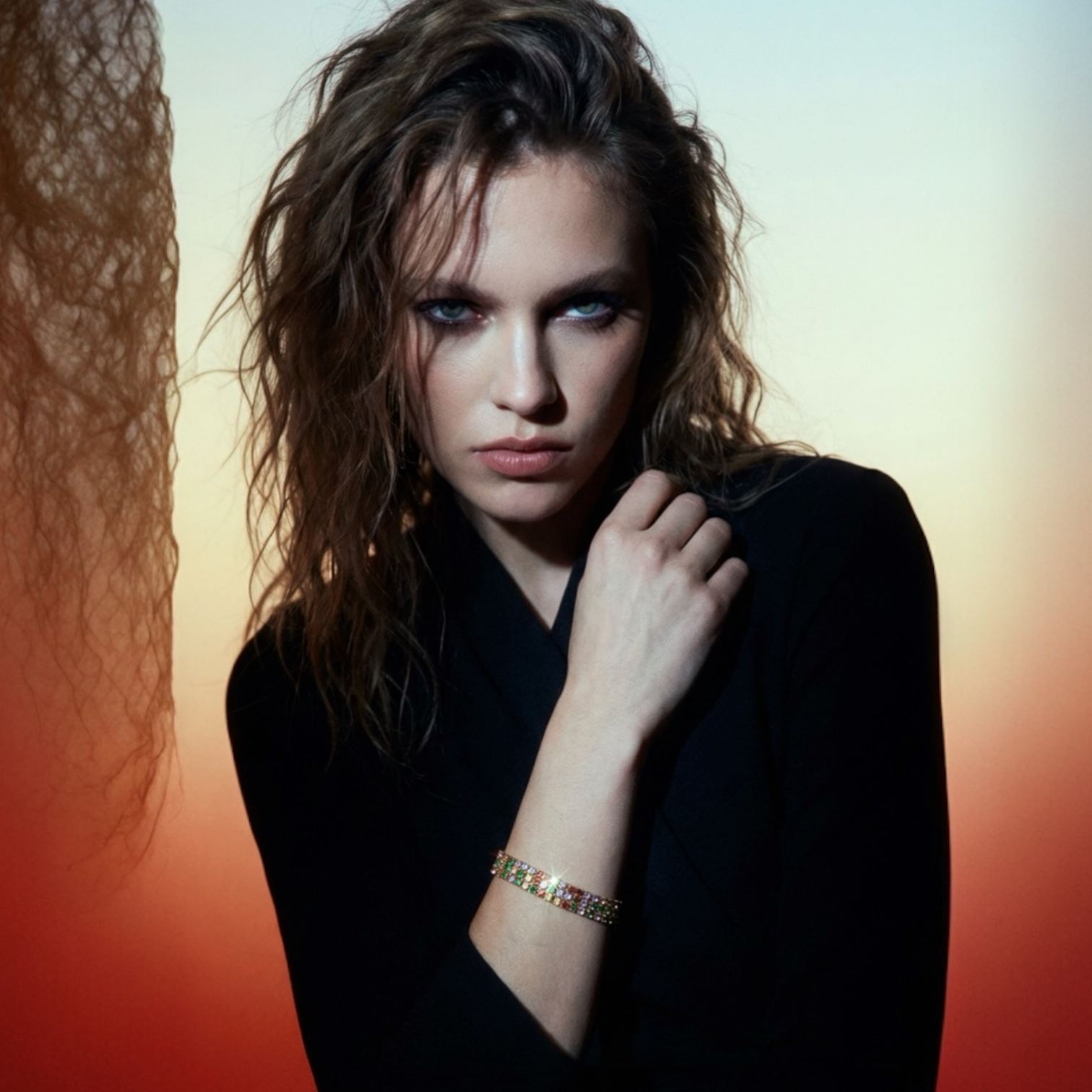 Bredt Tennisarmbånd med farvede sten